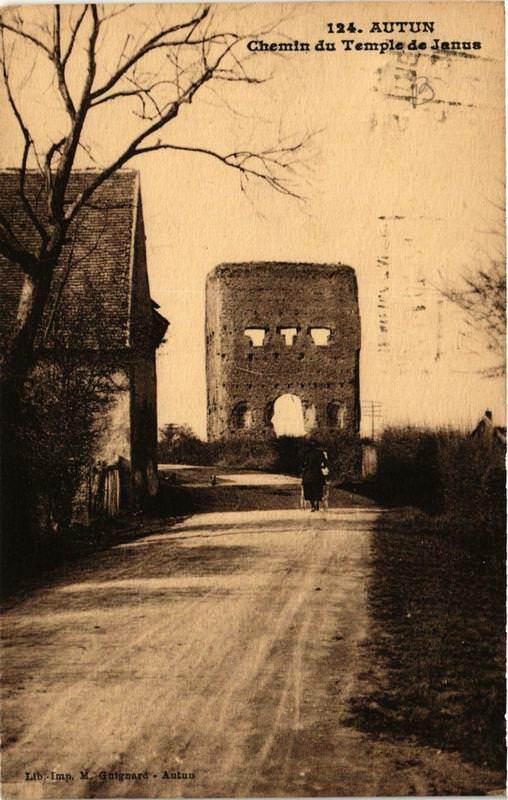 Carte postale ancienne Autun Chemin du Temple de Janus à Autun