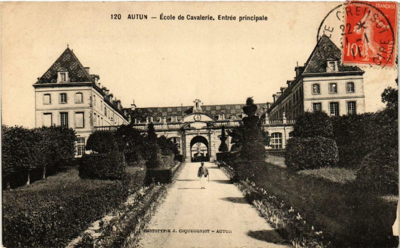 Carte postale ancienne Autun Ecole de Cavalerie à Autun