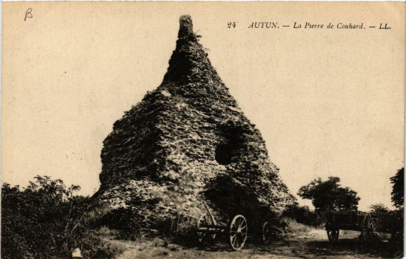 Carte postale ancienne Autun La Pierre de Couhard à Autun