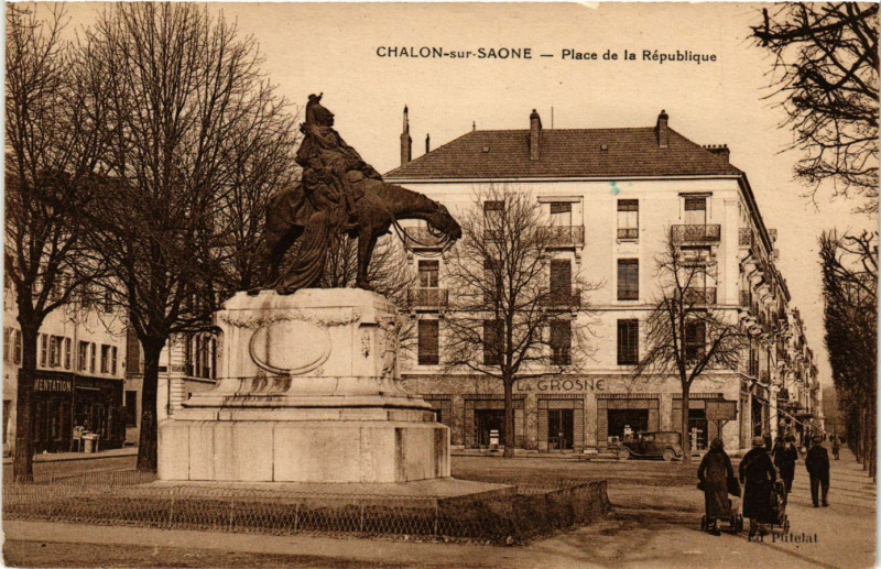 Carte postale ancienne Chalon-sur-Saone - Place de la Republique à Chalon-sur-Saône
