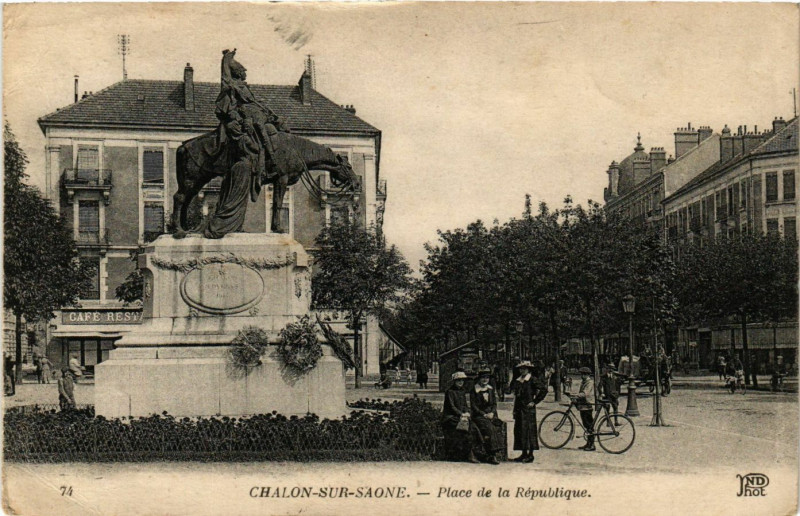Carte postale ancienne Chalon-sur-Saone - Place de la Republique à Chalon-sur-Saône