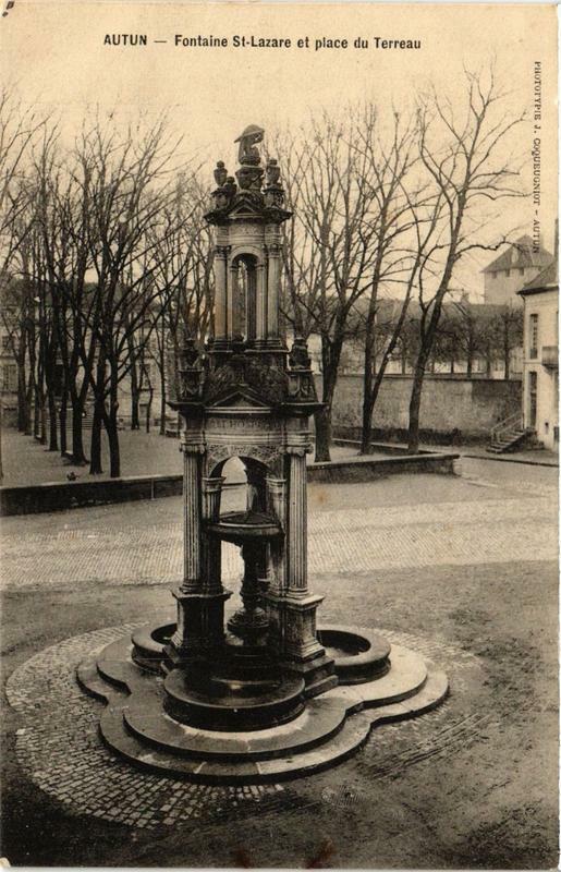 Carte postale ancienne Autun Fontaine Saint-Lazare et place du Terreau à Autun