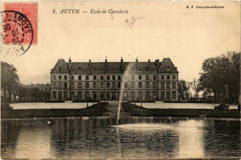 Carte postale ancienne Autun Ecole de Cavalerie à Autun