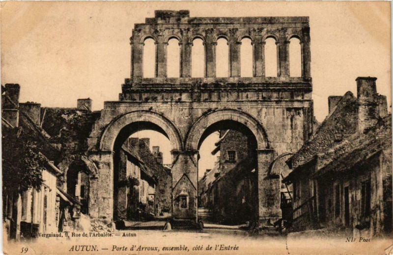Carte postale ancienne Autun Porte d'Arroux, ensemble, coté de l'Entrée à Autun