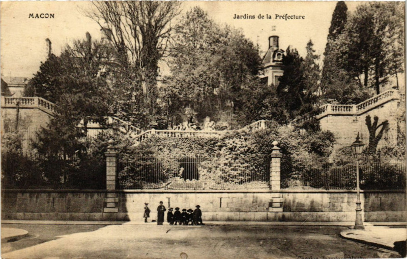 Carte postale ancienne Macon - Jardins de la Prefecture à Mâcon