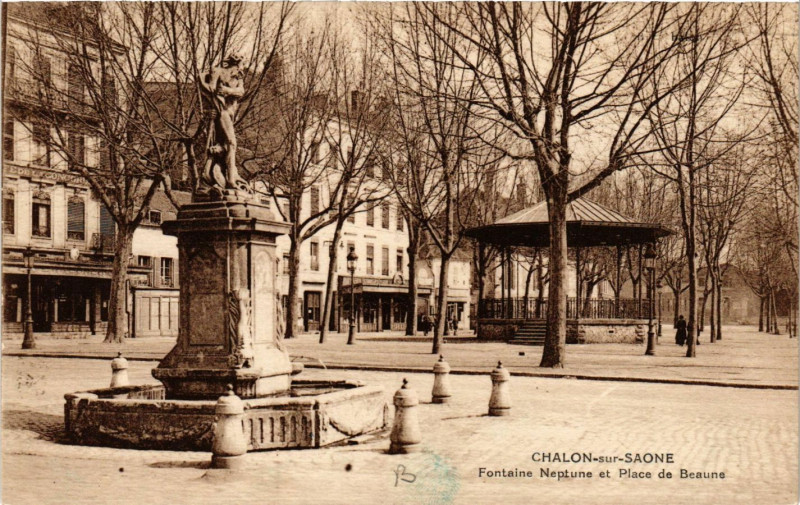 Carte postale ancienne Chalon-sur-Saone - Fontaine Neptune et Place de Beaune à Chalon-sur-Saône