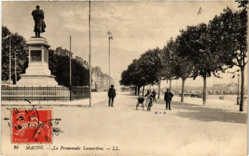 Carte postale ancienne Macon La Promenade Lamartine à Mâcon