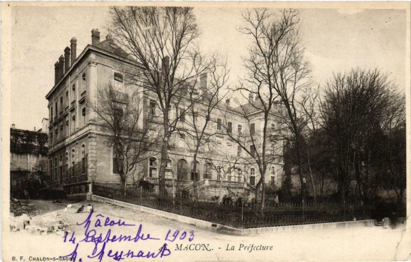 Carte postale ancienne Macon La Prefecture à Mâcon