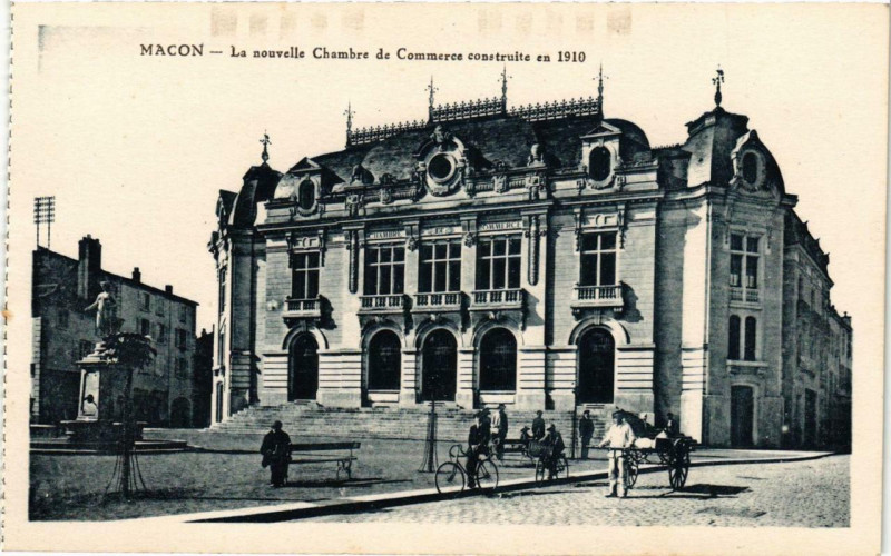 Carte postale ancienne Macon La nouvelle Chambre de Commerce à Mâcon