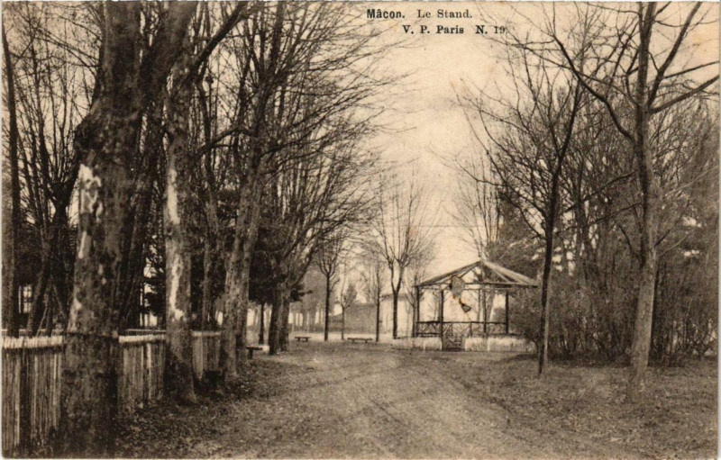 Carte postale ancienne Macon Le Stand à Mâcon