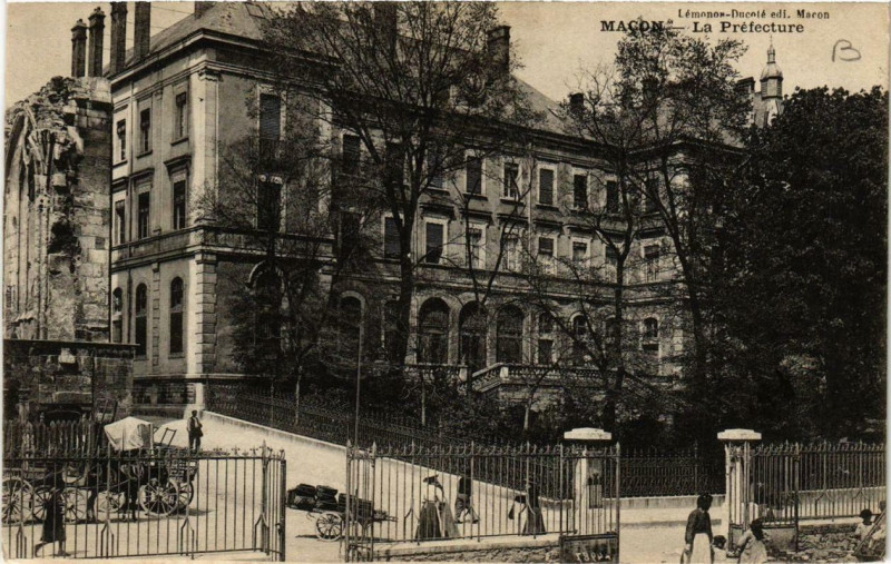 Carte postale ancienne Macon La Prefecture à Mâcon