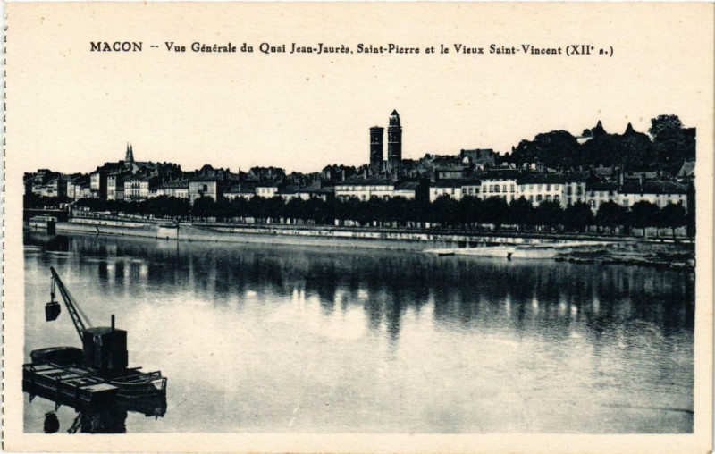 Carte postale ancienne Macon Vue générale du Quai Jean-Jaures, Saint-Pierre et le Vieux à Mâcon