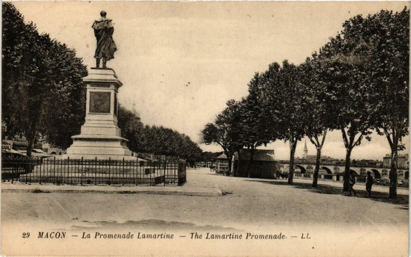 Carte postale ancienne Macon La Promenade Lamartine à Mâcon