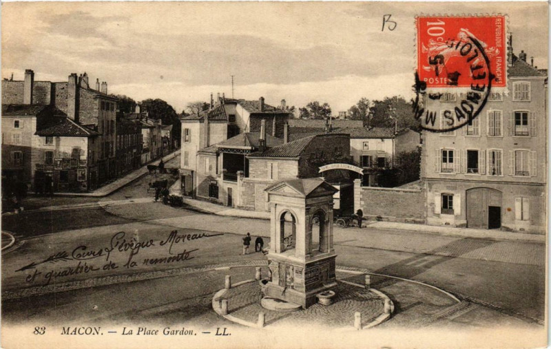 Carte postale ancienne Macon La Place Gardon à Mâcon