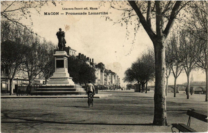 Carte postale ancienne Macon Promenade Lamartine à Mâcon