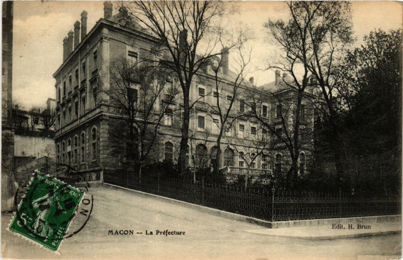 Carte postale ancienne Macon La Prefecture à Mâcon