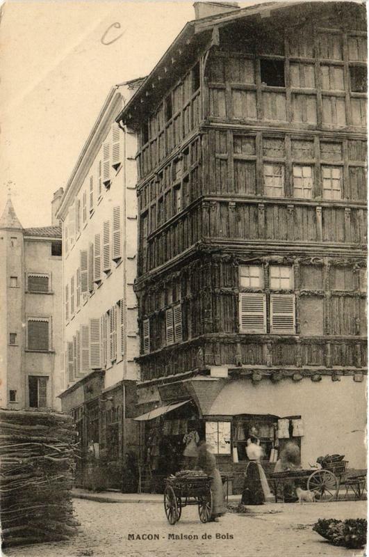 Carte postale ancienne Macon Maison de Bois à Mâcon