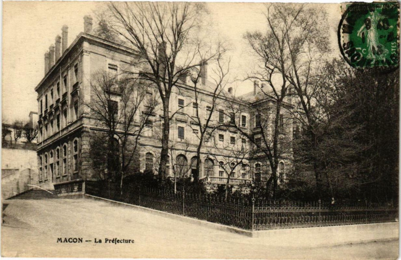 Carte postale ancienne Macon La Prefecture à Mâcon