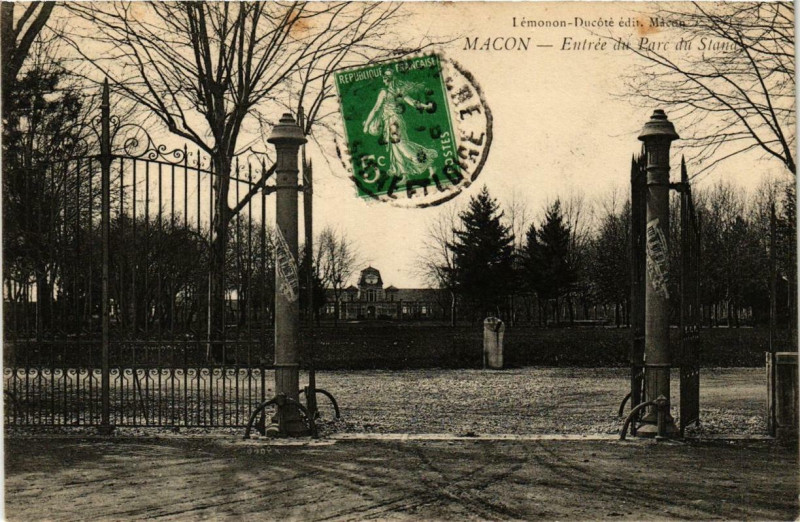 Carte postale ancienne Macon Entrée du Parc du Stand à Mâcon