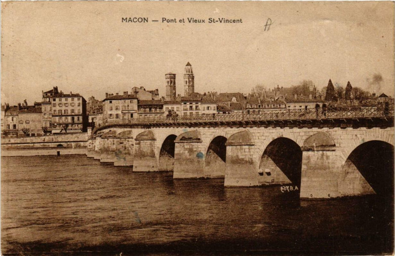 Carte postale ancienne Macon Pont et Vieux Saint-Vincent à Mâcon