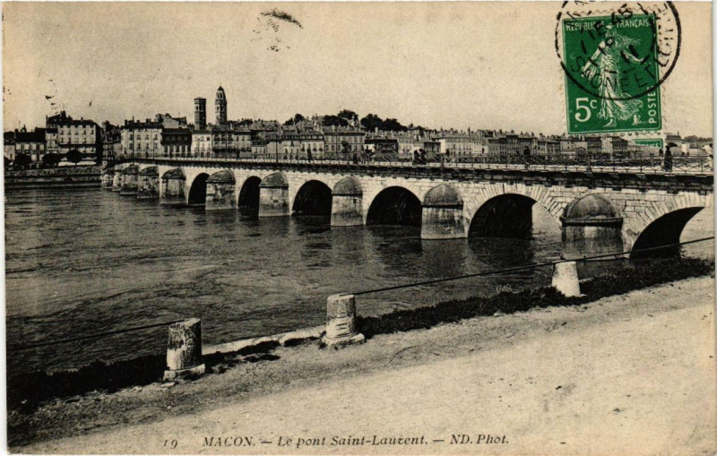 Carte postale ancienne Macon Le Pont Saint-Laurent à Mâcon