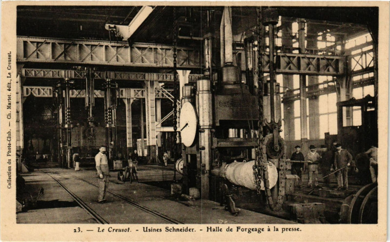 Carte postale ancienne Le Creusot - Usines Schneider - Halle de Forgeage a la presse au Creusot