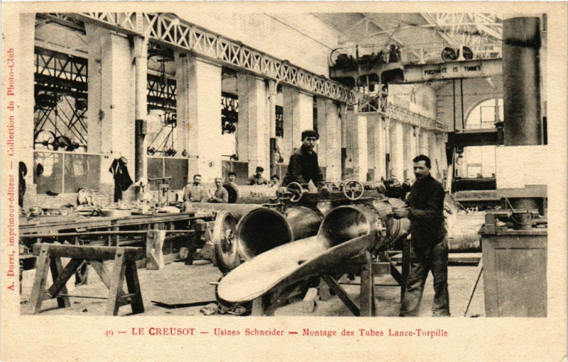 Carte postale ancienne Le Creusot - Usines Schneider - Montage des Tubes Lance-Torpille au Creusot