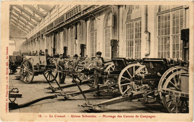 Carte postale ancienne Le Creusot - Usines Schneider - Montage des Canons de Campagne au Creusot