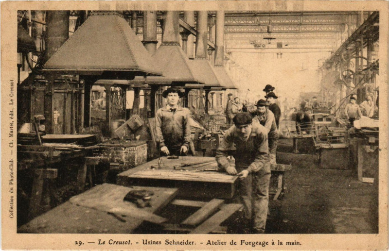 Carte postale ancienne Le Creusot - Usines Schneider - Atelier de Forgeage a la main au Creusot