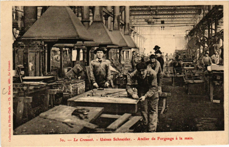 Carte postale ancienne Le Creusot - Usines Schneider - Atelier de Forgeage a la main au Creusot