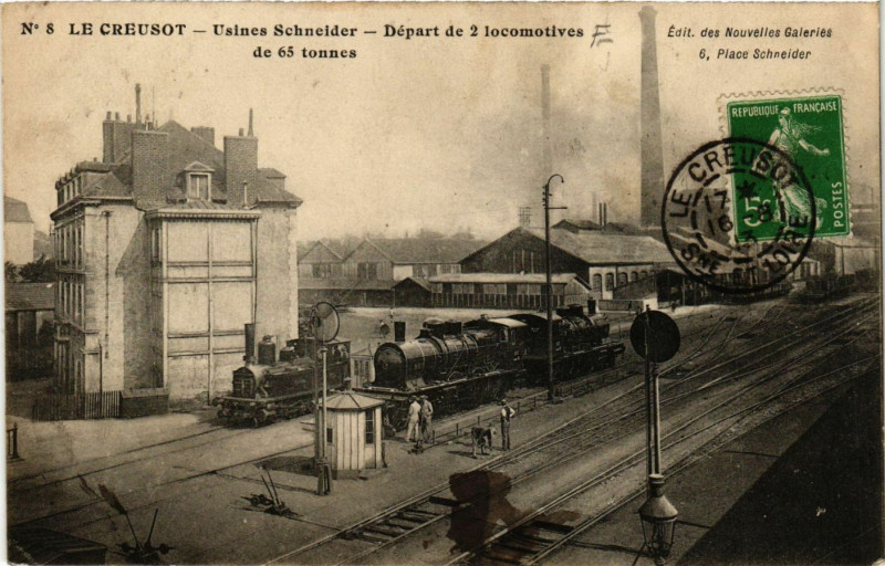 Carte postale ancienne Le Creusot - Usines Schneider - Départ de 2 Locomotives au Creusot