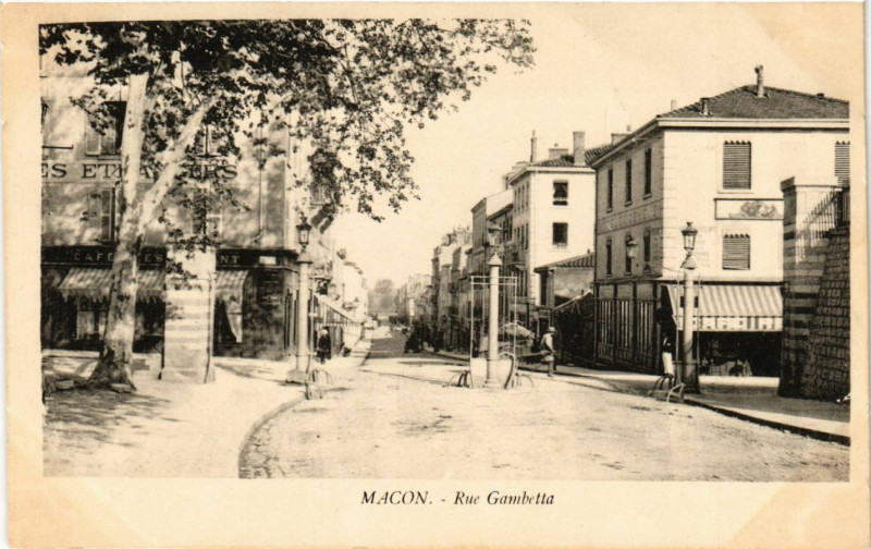 Carte postale ancienne Macon - Rue Gambetta à Mâcon