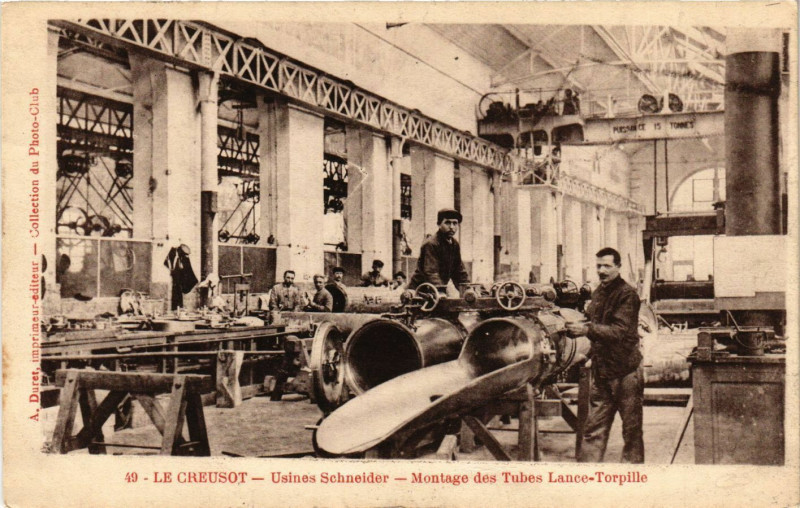 Carte postale ancienne Le Creusot - Usines Schneider - Montage des Tubes Lance-Torpille au Creusot