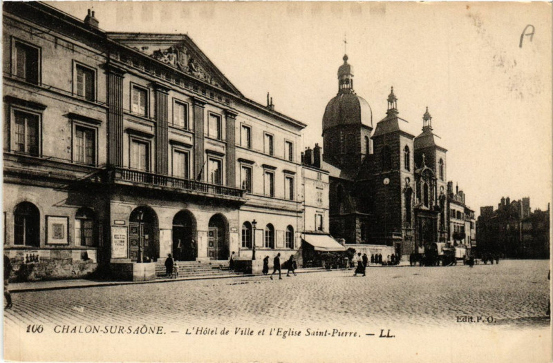 Carte postale ancienne Chalon-sur-Saone - L'Hotel de Ville et Eglise Saint-Pierre à Chalon-sur-Saône