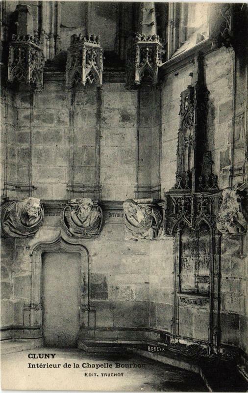 Carte postale ancienne Cluny Intérieur de la Chapelle Bourbon à Cluny