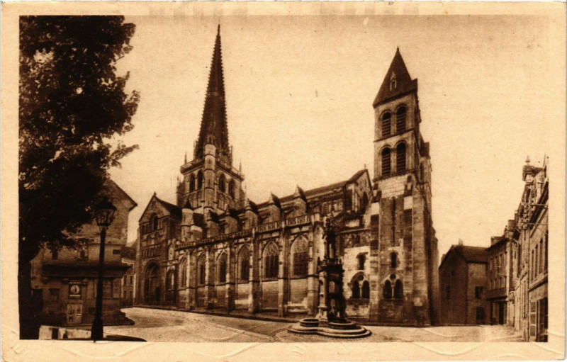 Carte postale ancienne Autun - Autun-Antique - Cathédrale Saint-Lazare à Autun