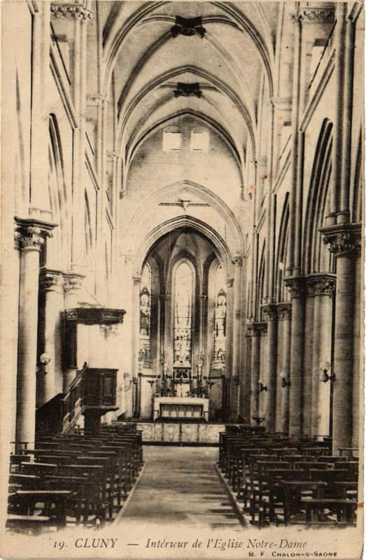 Carte postale ancienne Cluny Intérieur de Eglise N.-D. à Cluny