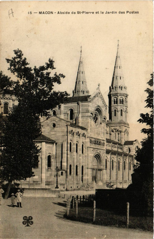 Carte postale ancienne Macon - Abside de Saint-Pierre et le Jardin des Postes à Mâcon