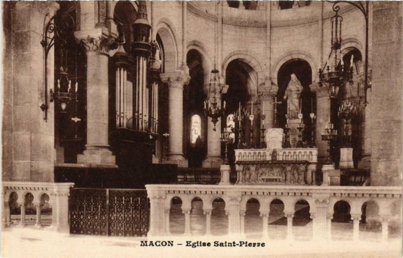 Carte postale ancienne Macon Eglise Saint-Pierre à Mâcon