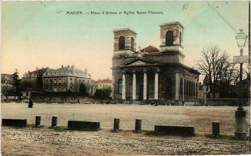 Carte postale ancienne Macon Place d'Armes et Eglise Saint-Vincent à Mâcon