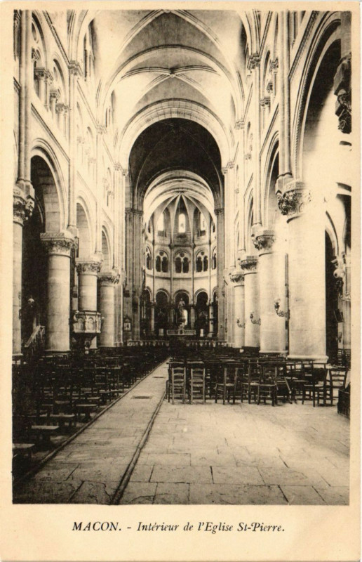 Carte postale ancienne Macon - Intérieur de Eglise Saint-Pierre à Mâcon