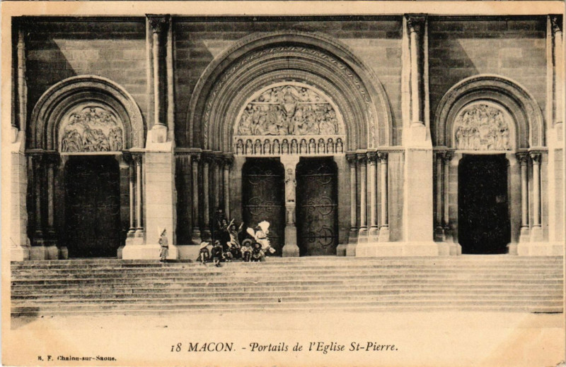 Carte postale ancienne Macon - Portails de Eglise Saint-Pierre à Mâcon