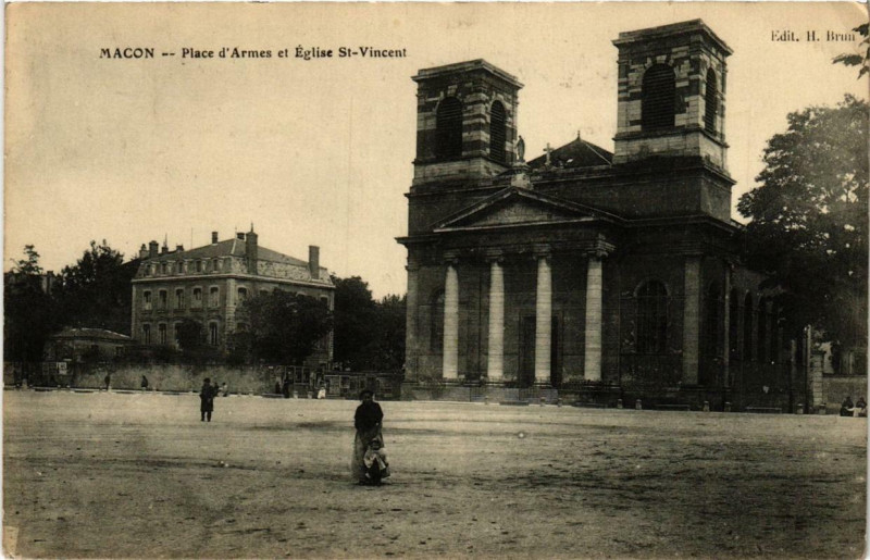 Carte postale ancienne Macon Place d'Armes et Eglise Saint-Vincent à Mâcon