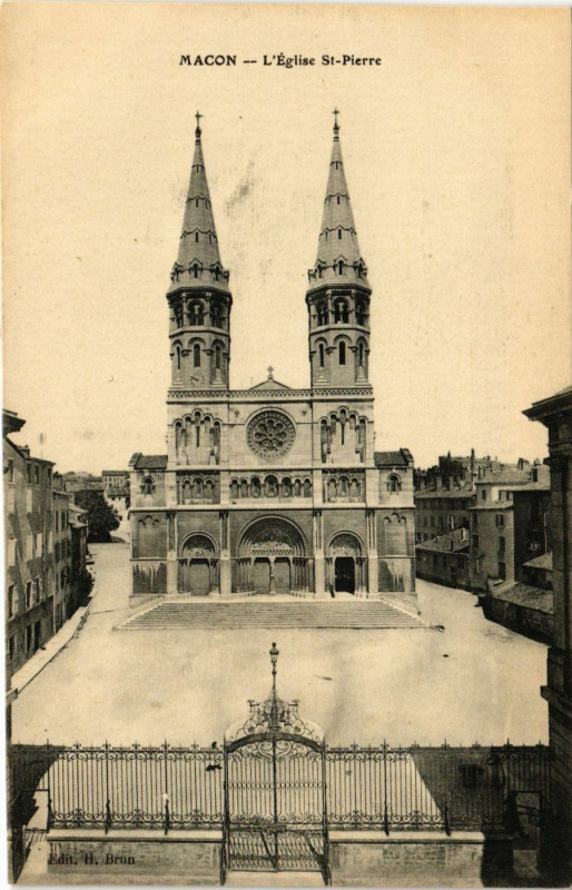 Carte postale ancienne Macon - Eglise Saint-Pierre à Mâcon