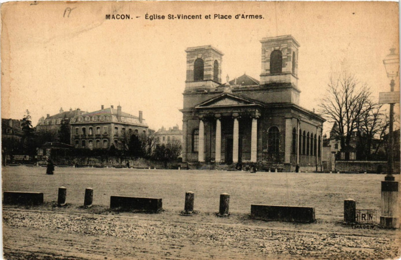 Carte postale ancienne Macon - Eglise Saint-Vincent et Place d'Armes à Mâcon