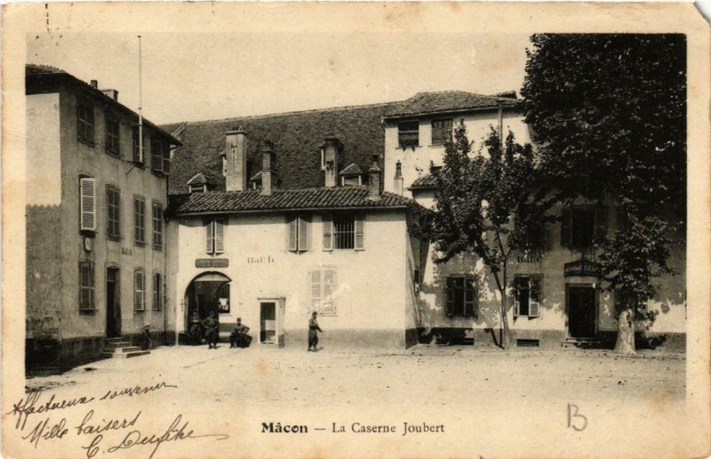 Carte postale ancienne Macon La Caserne Joubert à Mâcon