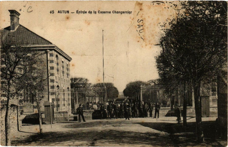 Carte postale ancienne Autun Entrée de la Caserne Changarnier à Autun