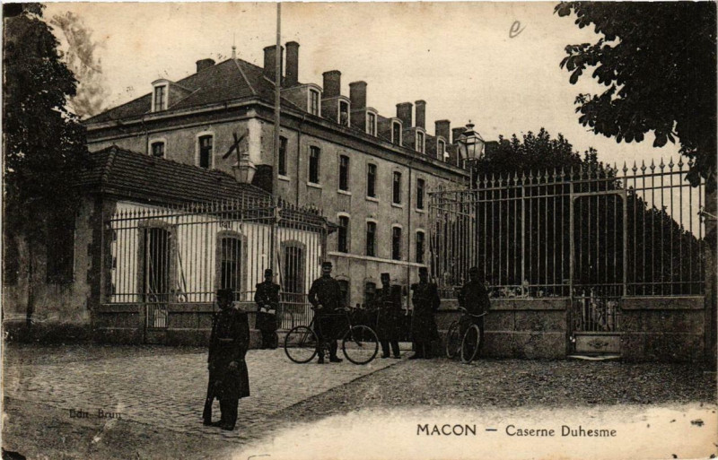 Carte postale ancienne Macon Caserne Duhemse à Mâcon