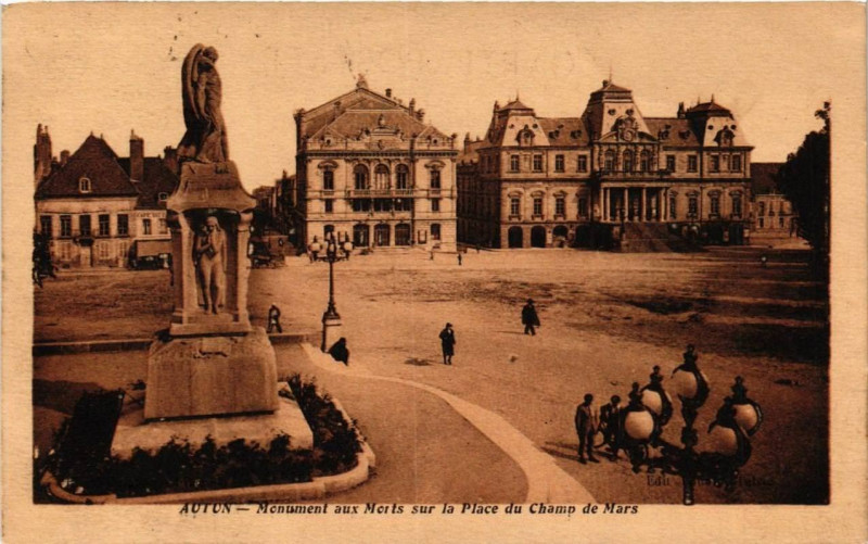 Carte postale ancienne Autun Monument aux Morts sur la Place du Camp à Autun