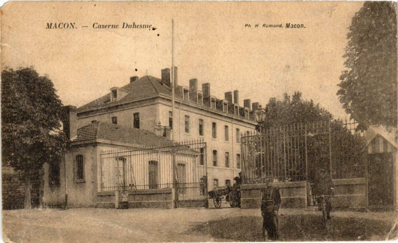 Carte postale ancienne Macon Caserne Duhemse à Mâcon